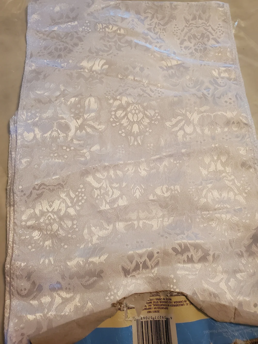 Home Collection White Jacquard Floral Table Runner